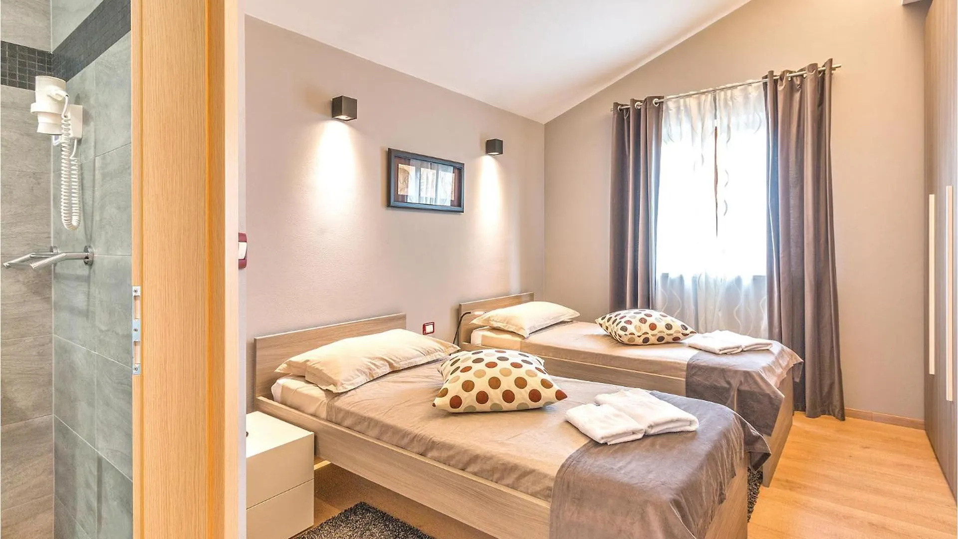 Gorgeous Home In Trosti With Jacuzzi Heki